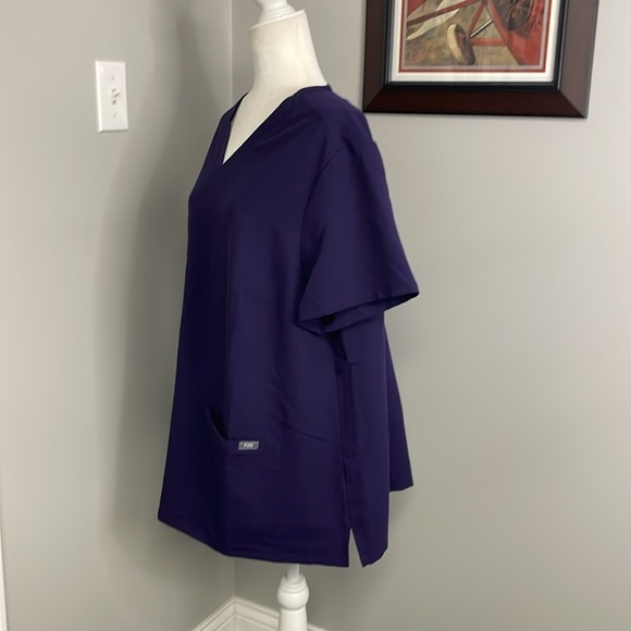 Figs Technical Collection Casma Uniform V-neck Top Purple Plum Plus 3X Scrubs - Picture 3 of 5